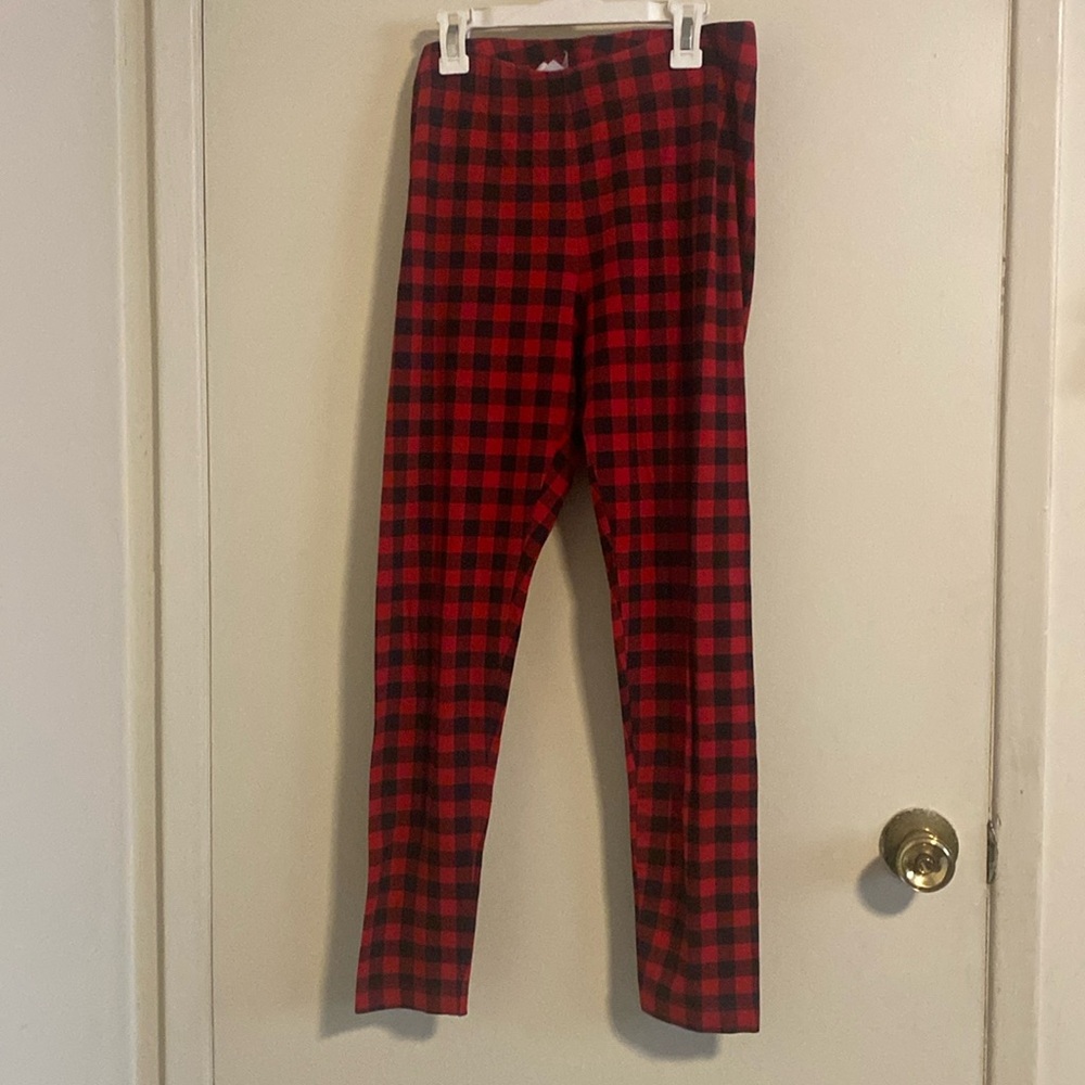 Old Navy plaid leggings, size M, black and red.